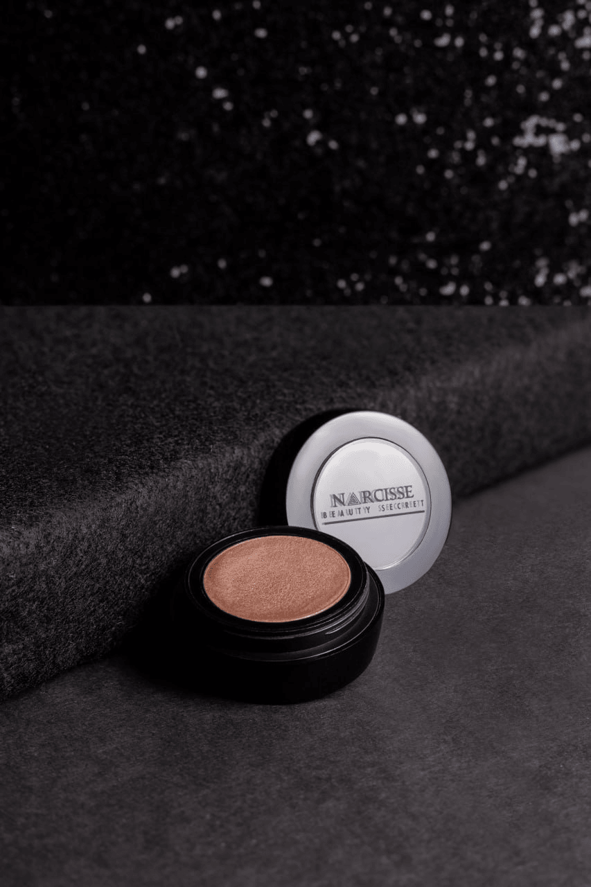 Mesmerizing high-pigment Eyeshimmer for captivating eye makeup, offering lightweight, shimmering luminosity. Ideal for both subtle sparkle and bold, dramatic looks. Made in Canada, net weight 2g/0.06 us oz.